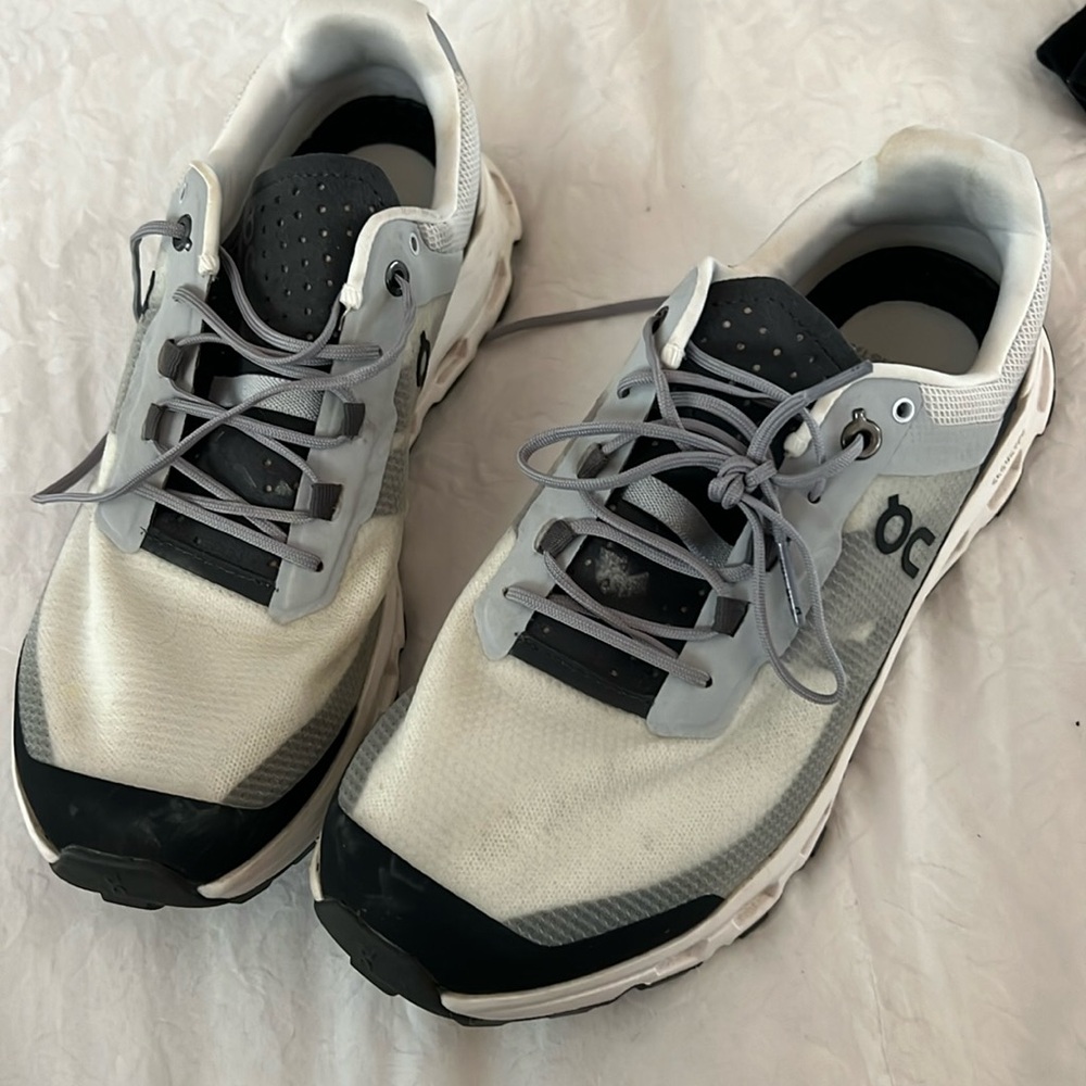 Almost new pair On running shoes, Cloudvista style, women's ‘s 8.5